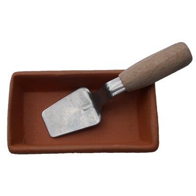 Stenen metseltrog met modelbouw metseltroffel